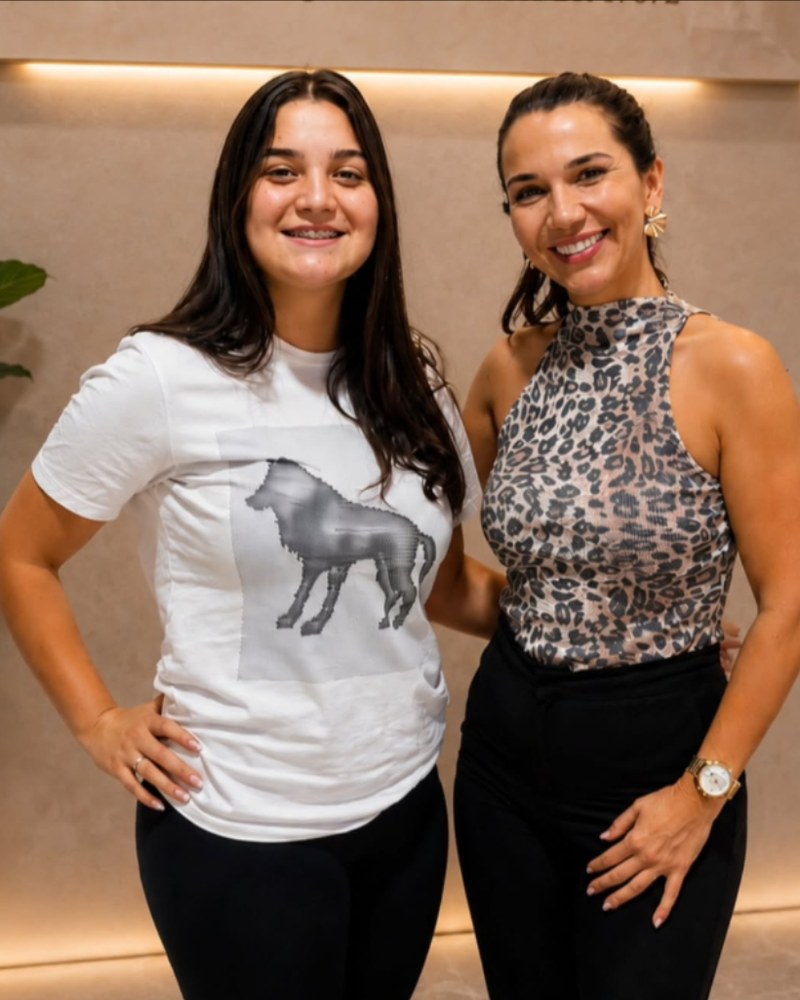 Ketherynne Freitas com uma adolescente atendida no consultório em Costa Rica, Mato Grosso do Sul