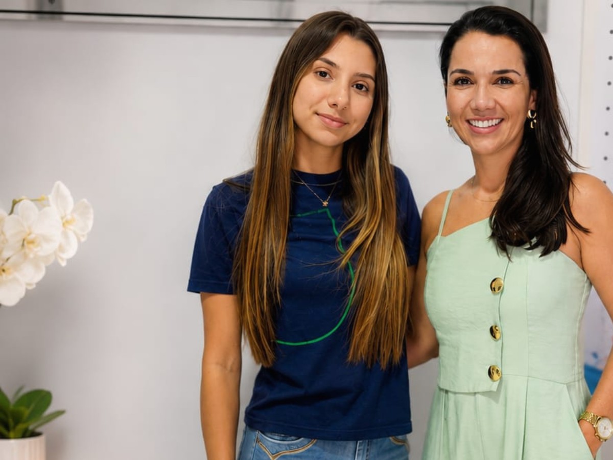 Ketherynne Freitas, terapeuta integrativa, com uma adolescente atendida em seu espaço em Costa Rica/MS