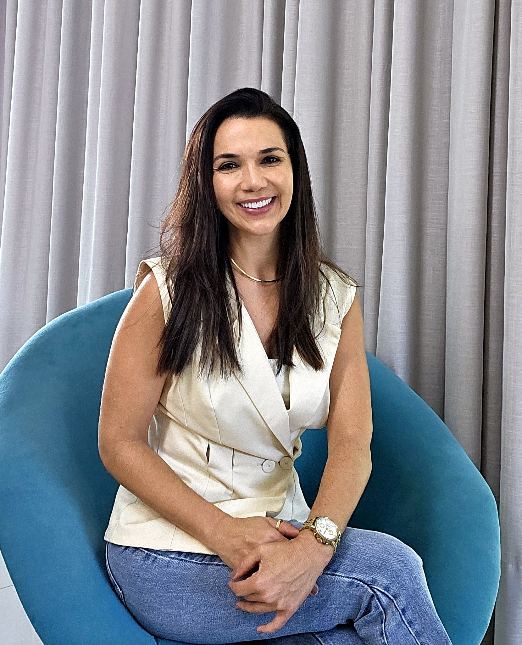 Ketherynne Freitas, terapeuta integrativa, sentada em seu consultório em Costa Rica/MS